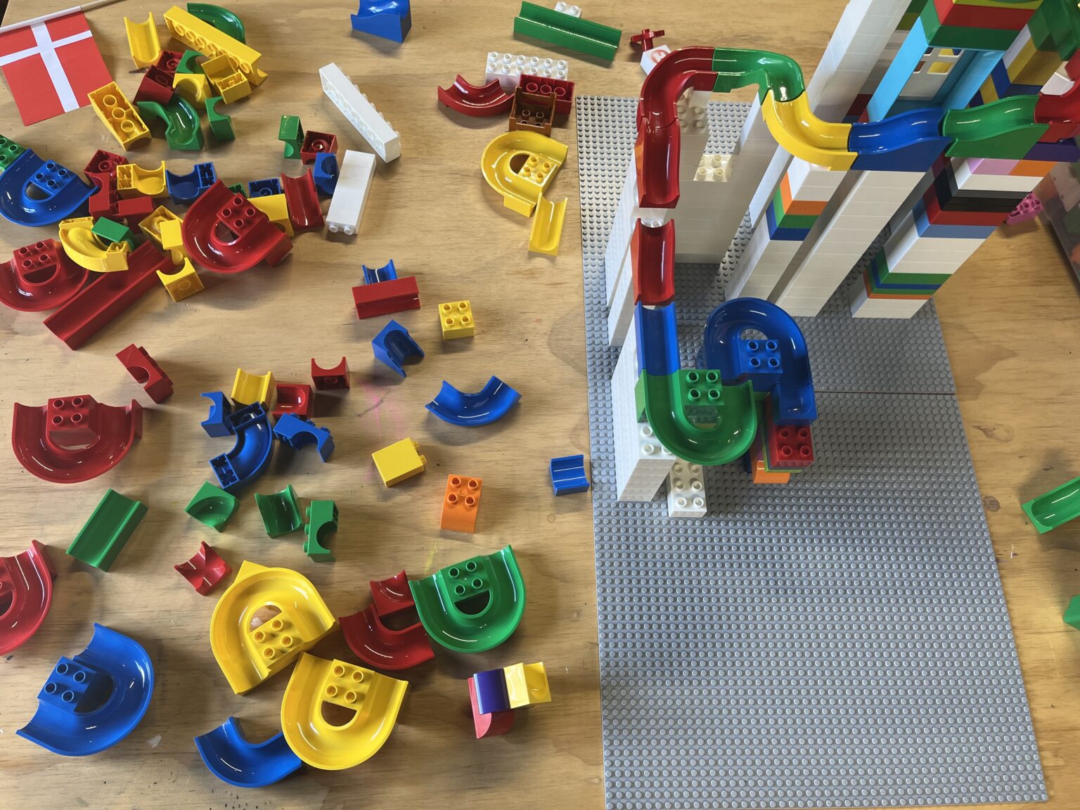 Parallel – Build a Marble Run We create a framework that quickly makes the children start building the marble run and exploring and trying out the materials.