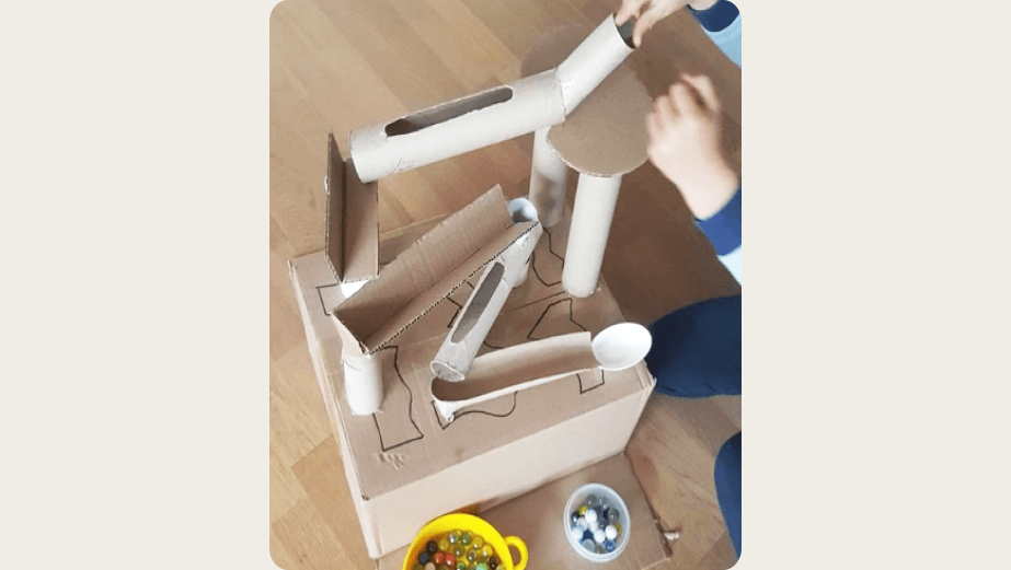Solo – Build a Marble Run We create a framework that quickly makes the child start building the marble run and exploring and trying out the materials.