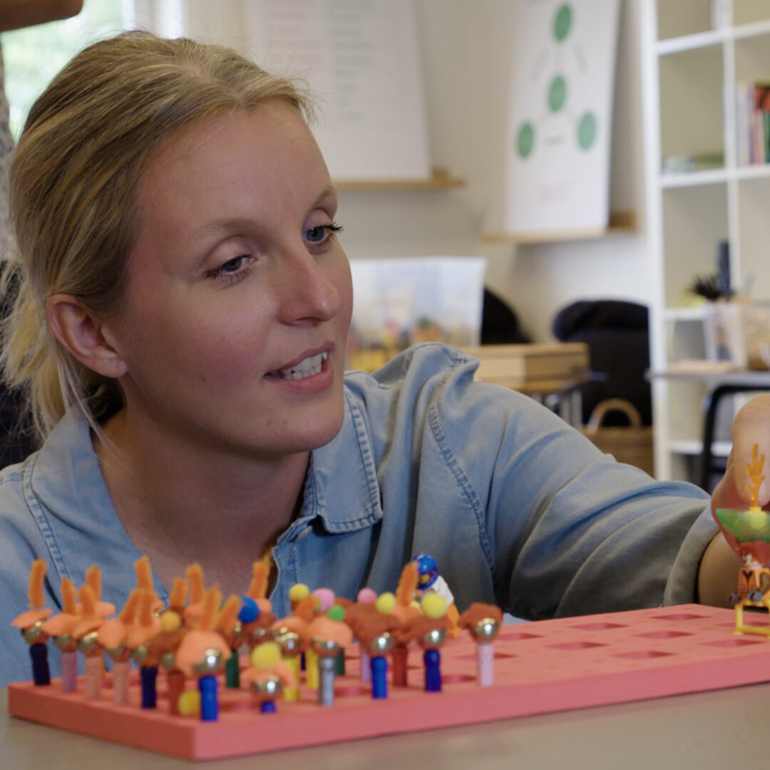 Om projektet Rikke Steensgaard er medstifter af CollaboLearn. Hun er uddannet psykolog og er erfaren autismespecialist, bl.a. gennem sin egen virksomhed AutismePotentiale. Rikke samarbejder med ledere, psykologer, pædagoger, lærere, designere og andre ildsjæle om at videreudvikle og implementere legende læringsfællesskaber i bred forstand.